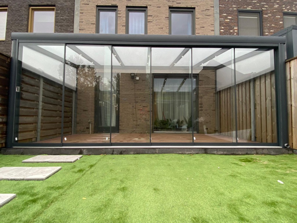 Referenz Rhein-Main: Aluminium-Terrassenüberdachung in Anthrazit mit raumhohen Glasschiebewänden an einer Stadtvilla